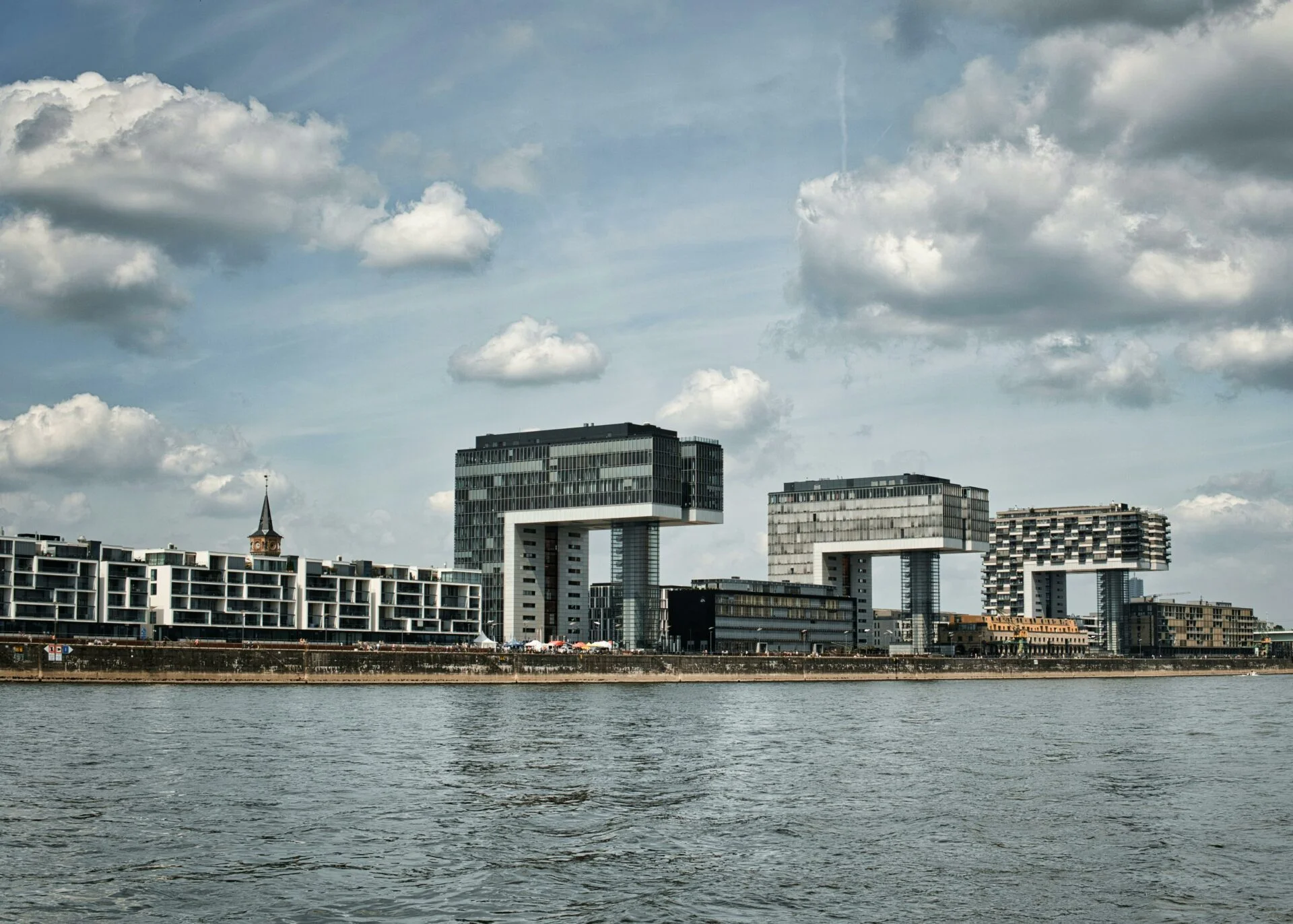 Warum Schweizer Family Offices jetzt deutsche Büroimmobilien kaufen und was das für Investoren bedeutet